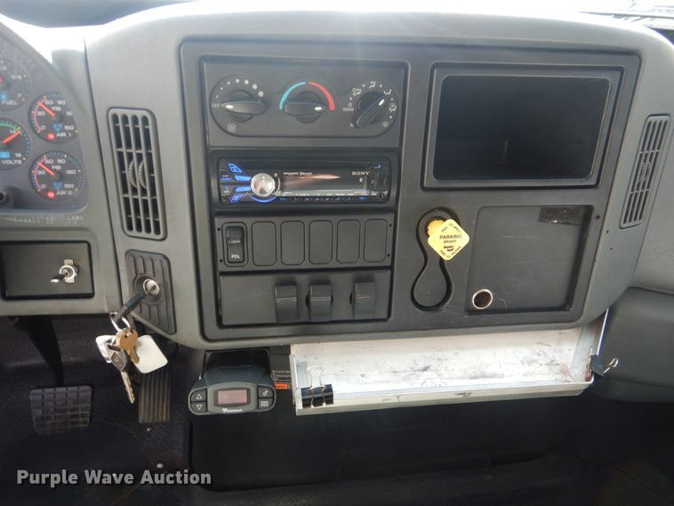 image for item DJ8617 2005 International 4400  flatbed truck