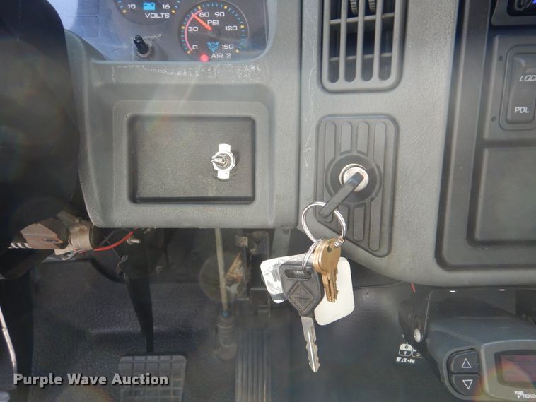 image for item DJ8617 2005 International 4400  flatbed truck