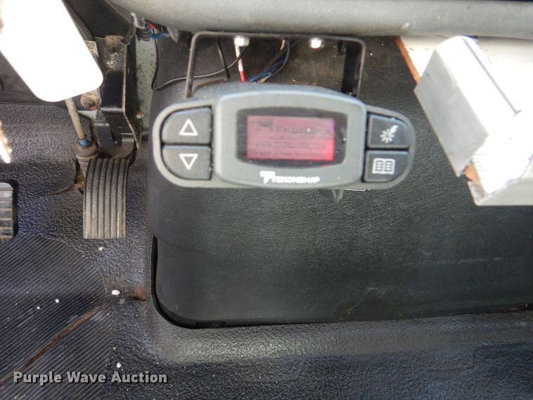 image for item DJ8617 2005 International 4400  flatbed truck