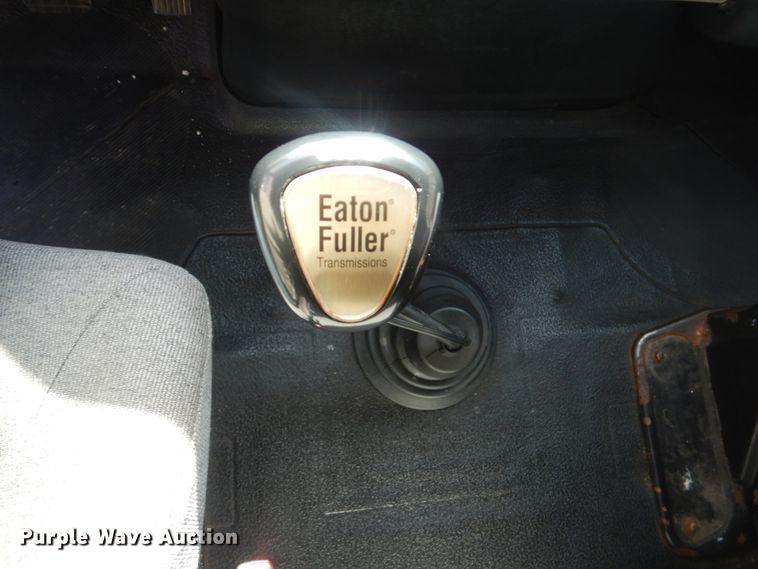 image for item DJ8617 2005 International 4400  flatbed truck