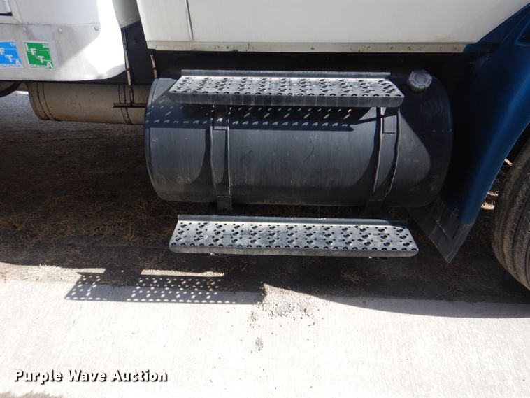 image for item DJ8617 2005 International 4400  flatbed truck