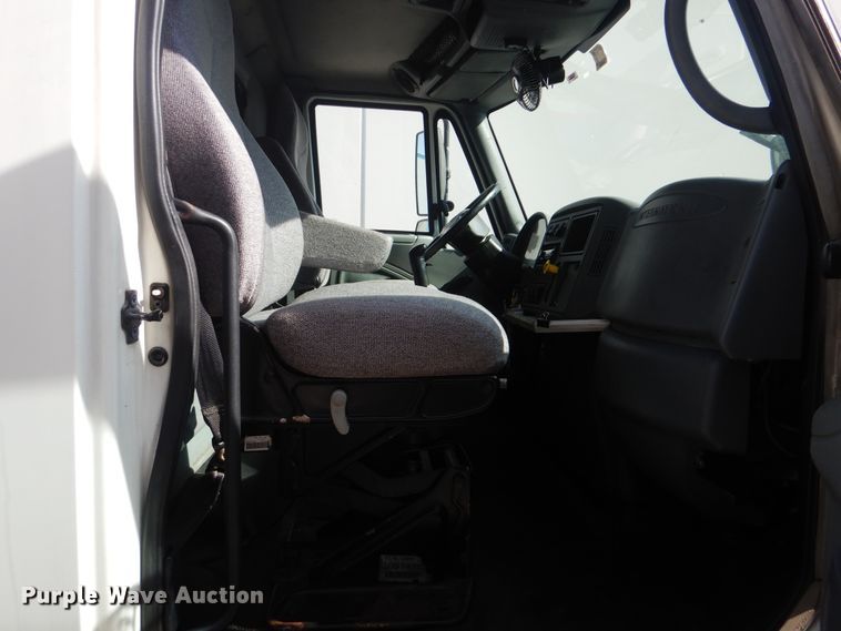 image for item DJ8617 2005 International 4400  flatbed truck