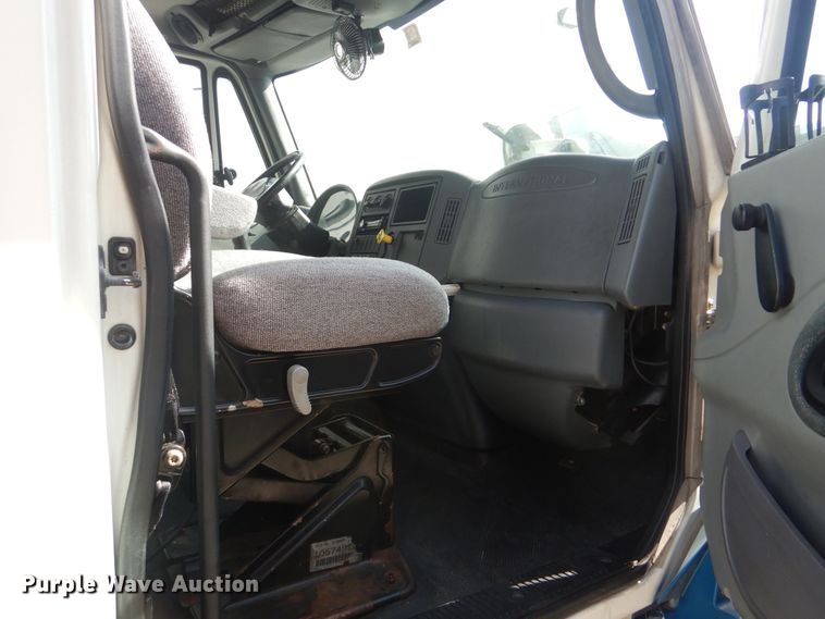 image for item DJ8617 2005 International 4400  flatbed truck