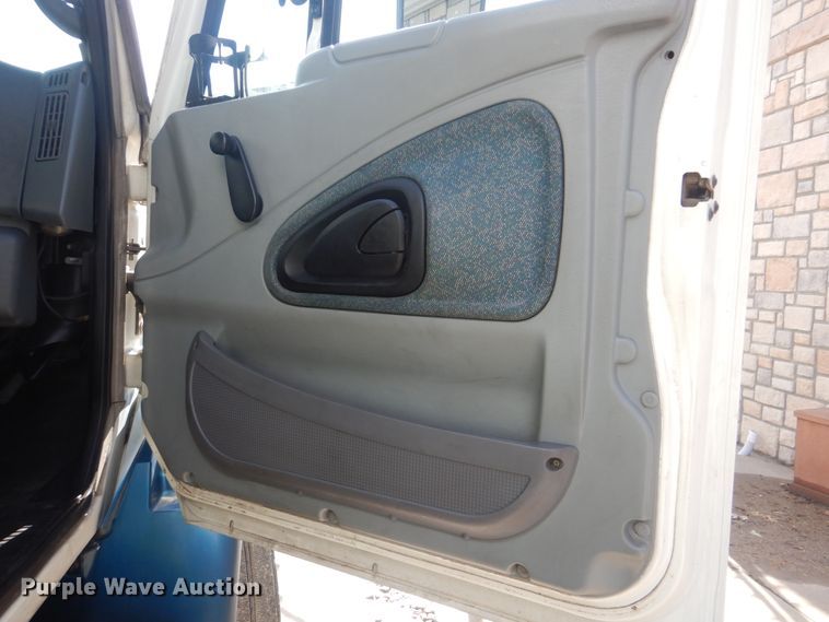 image for item DJ8617 2005 International 4400  flatbed truck