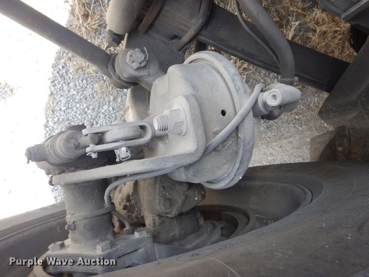 image for item DJ8617 2005 International 4400  flatbed truck