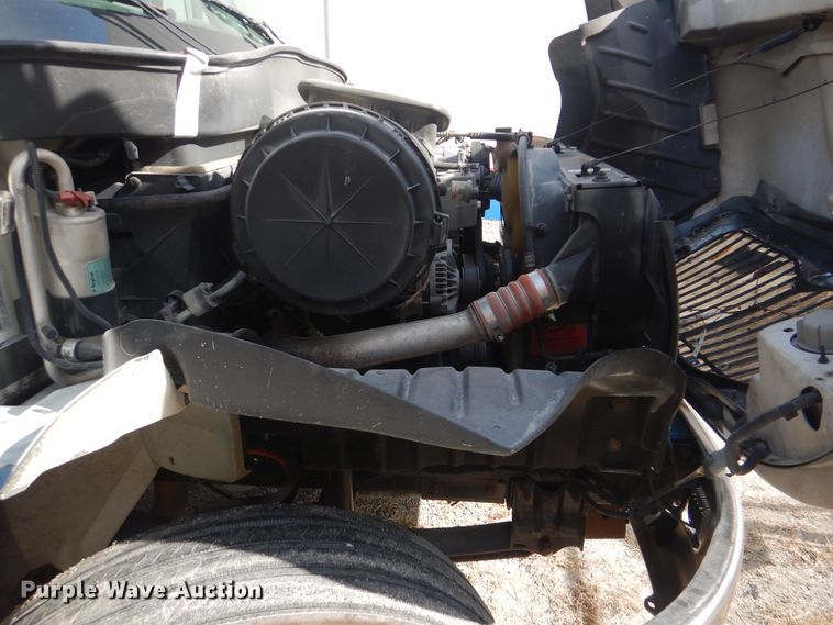 image for item DJ8617 2005 International 4400  flatbed truck