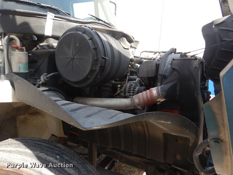 image for item DJ8617 2005 International 4400  flatbed truck