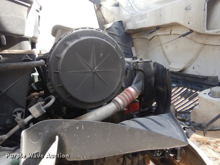 image for item DJ8617 2005 International 4400  flatbed truck