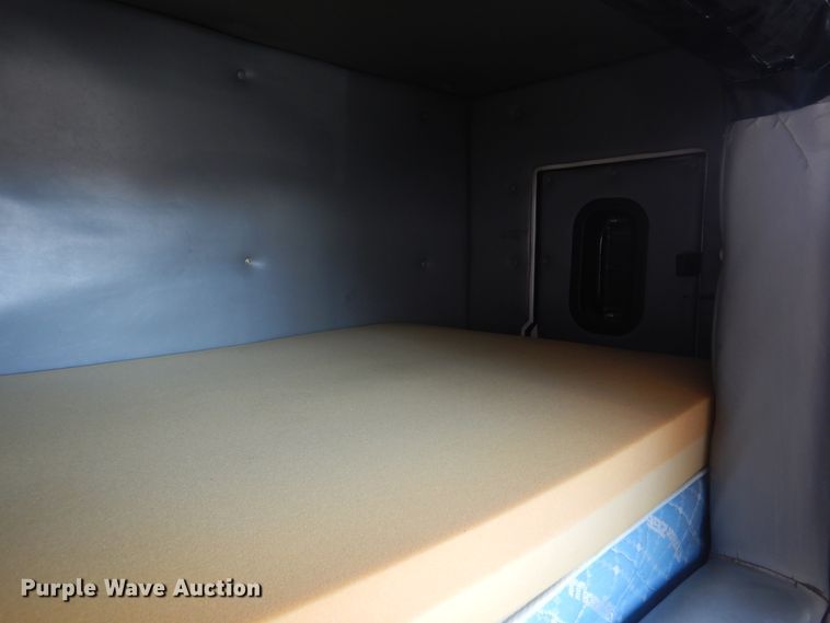 image for item DJ8617 2005 International 4400  flatbed truck