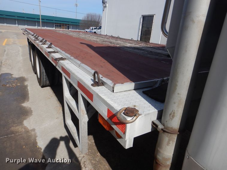 image for item DJ8617 2005 International 4400  flatbed truck