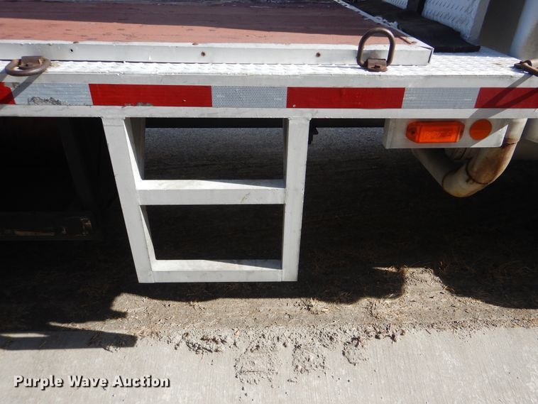 image for item DJ8617 2005 International 4400  flatbed truck