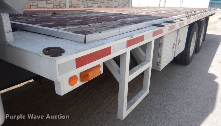 image for item DJ8617 2005 International 4400  flatbed truck