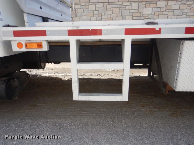 image for item DJ8617 2005 International 4400  flatbed truck