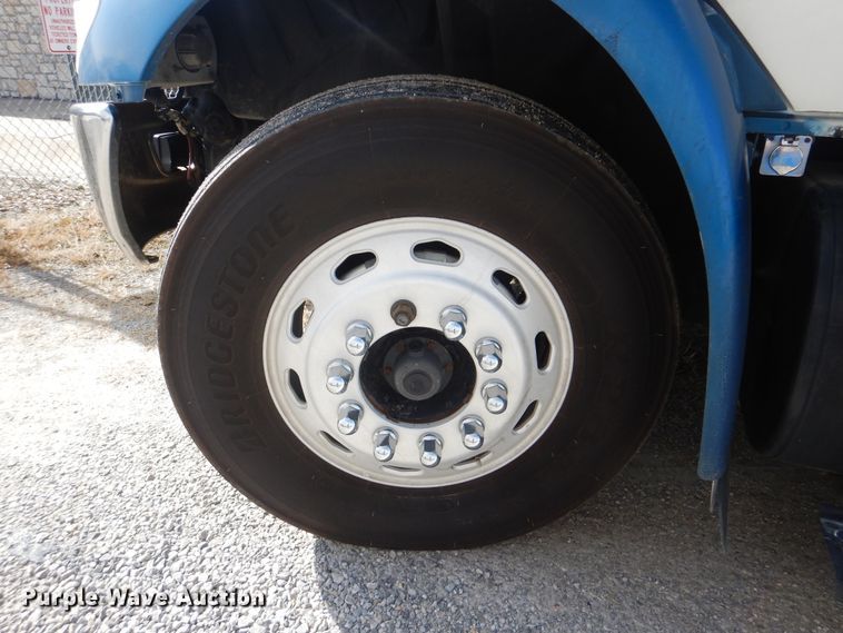 image for item DJ8617 2005 International 4400  flatbed truck