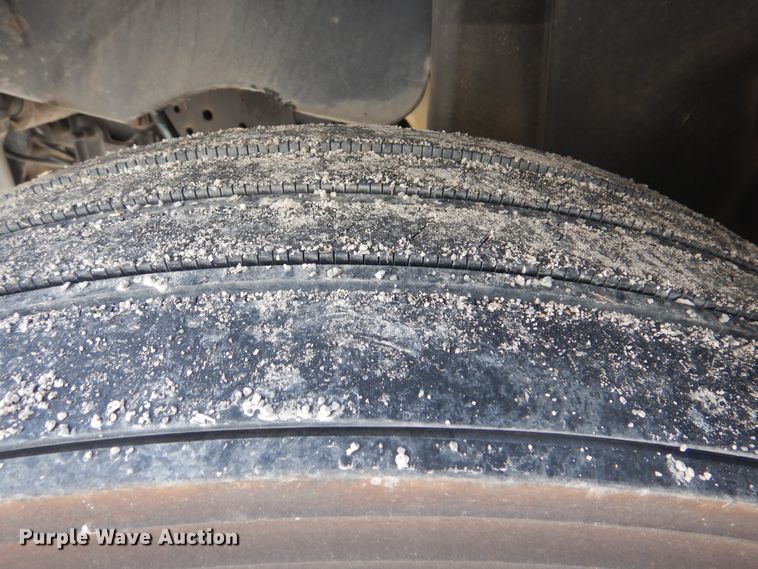 image for item DJ8617 2005 International 4400  flatbed truck