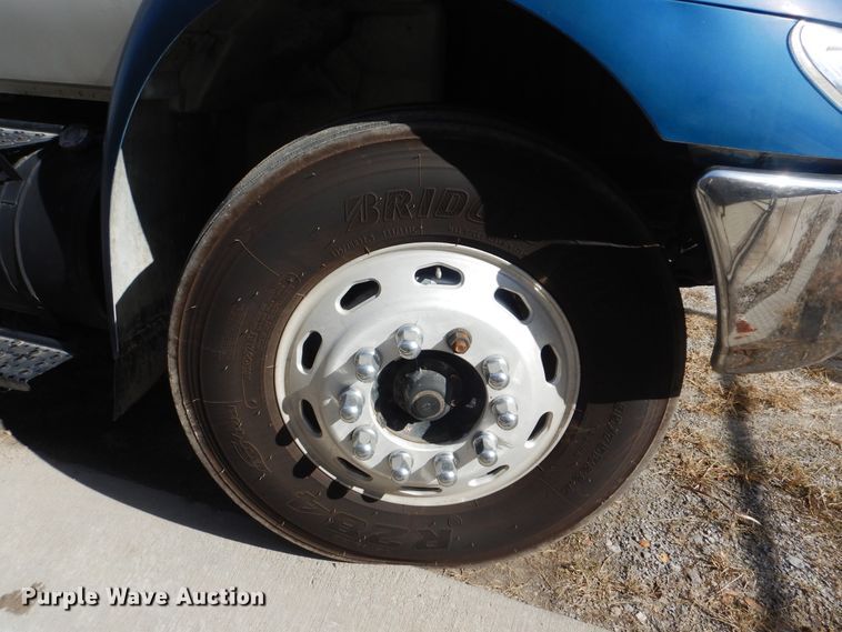 image for item DJ8617 2005 International 4400  flatbed truck