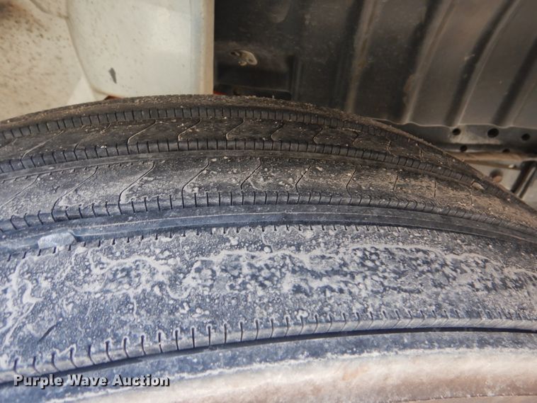 image for item DJ8617 2005 International 4400  flatbed truck