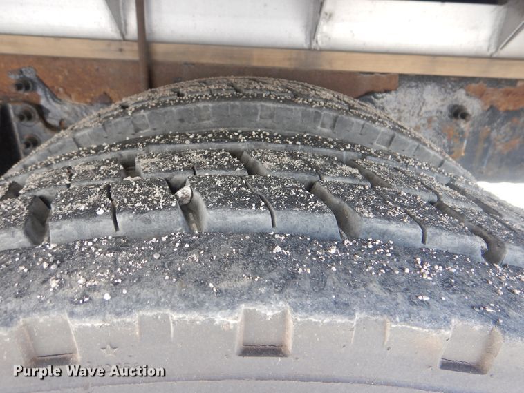 image for item DJ8617 2005 International 4400  flatbed truck