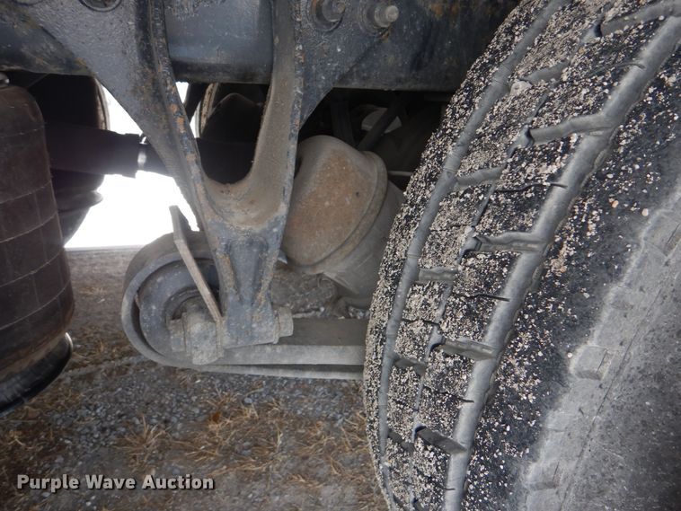 image for item DJ8617 2005 International 4400  flatbed truck