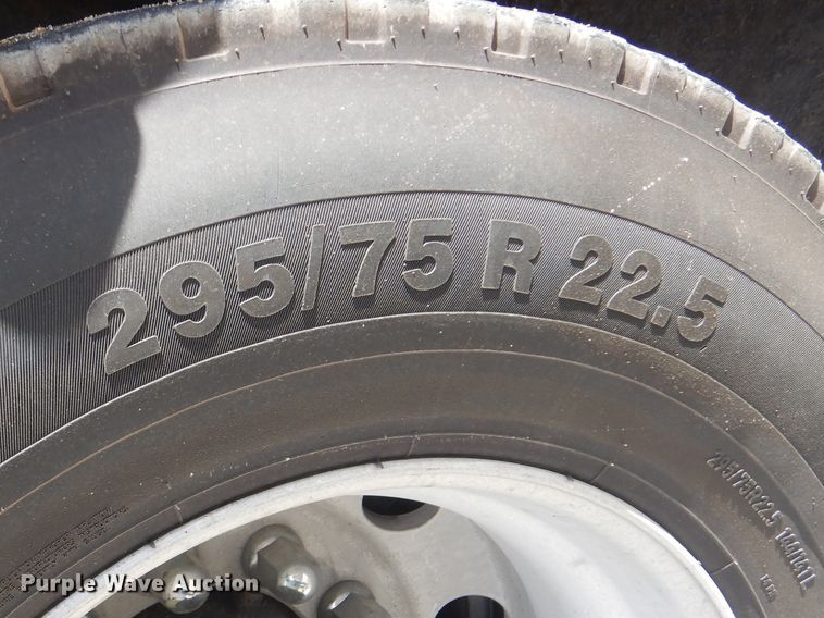 image for item DJ8617 2005 International 4400  flatbed truck