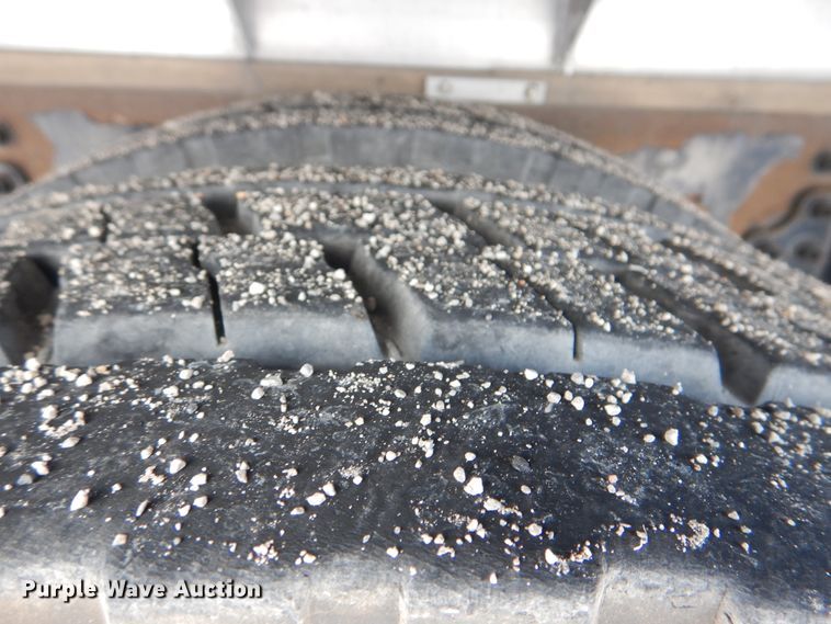 image for item DJ8617 2005 International 4400  flatbed truck