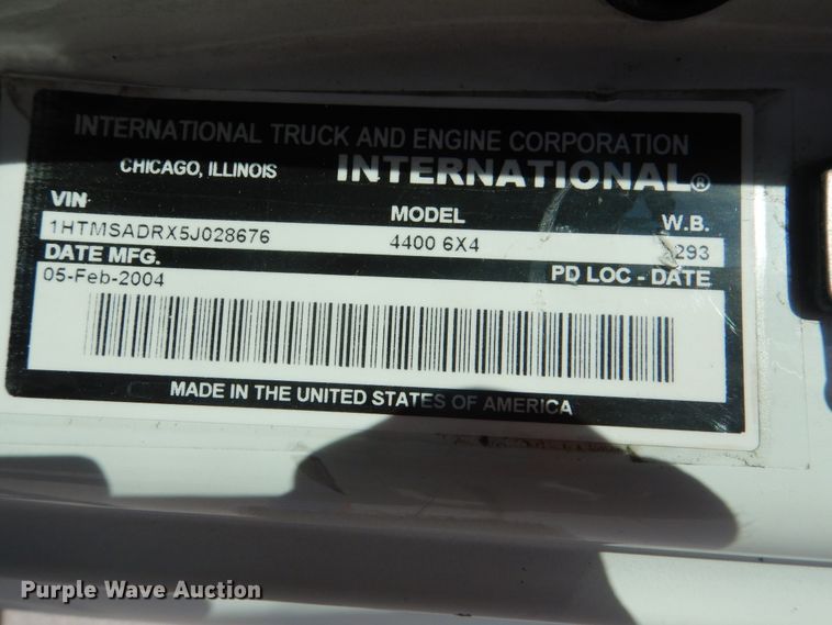 image for item DJ8617 2005 International 4400  flatbed truck