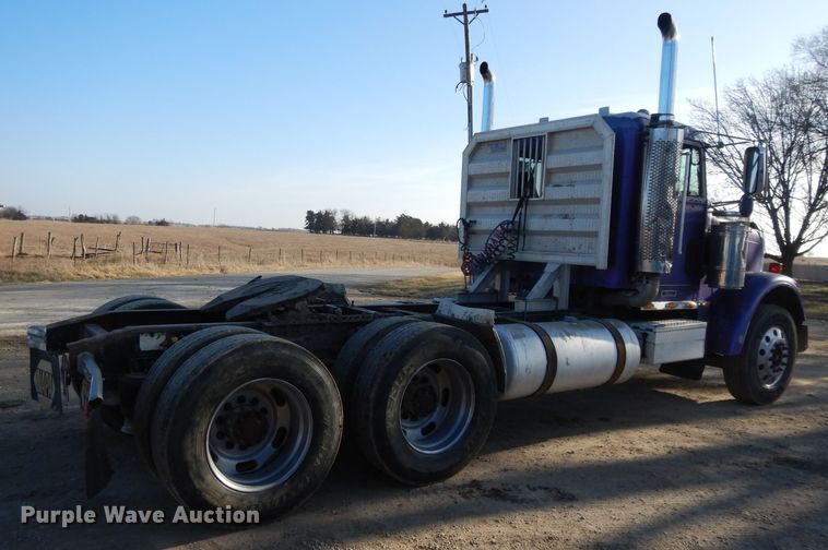 image for item DL2009 2006 Freightliner Classic  semi truck