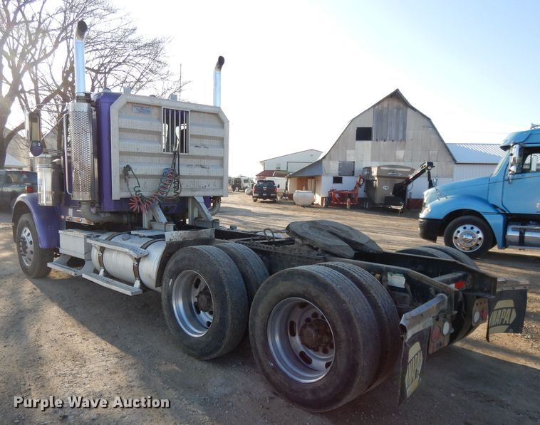 image for item DL2009 2006 Freightliner Classic  semi truck