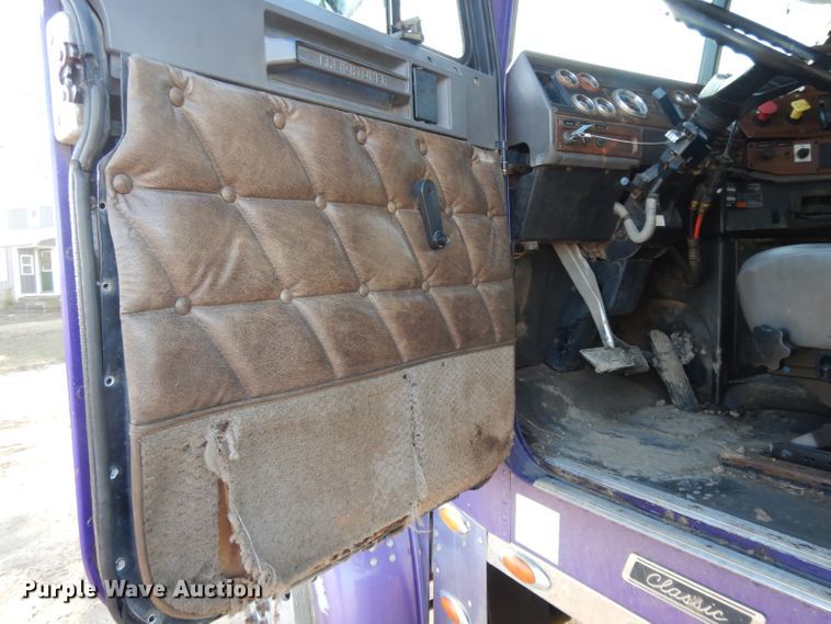 image for item DL2009 2006 Freightliner Classic  semi truck