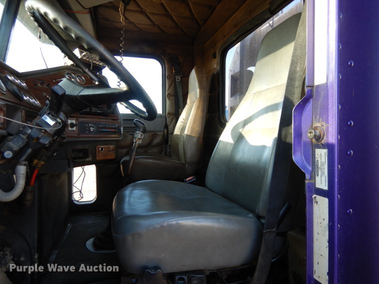 image for item DL2009 2006 Freightliner Classic  semi truck