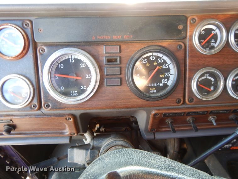 image for item DL2009 2006 Freightliner Classic  semi truck