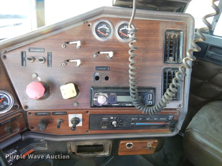 image for item DL2009 2006 Freightliner Classic  semi truck