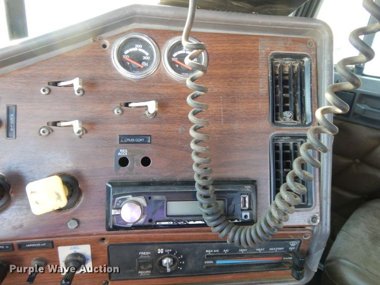 image for item DL2009 2006 Freightliner Classic  semi truck