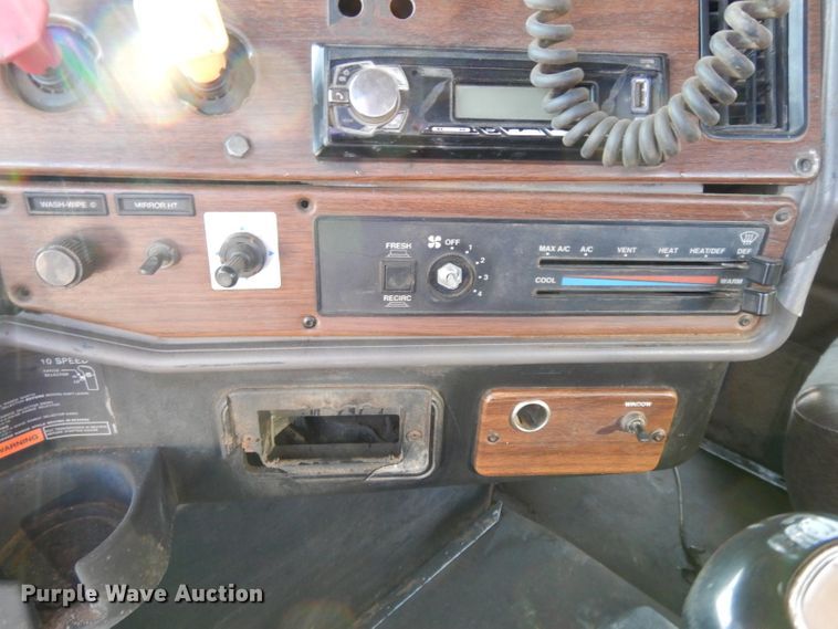 image for item DL2009 2006 Freightliner Classic  semi truck