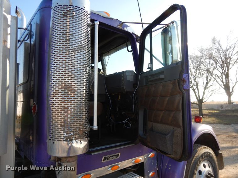 image for item DL2009 2006 Freightliner Classic  semi truck