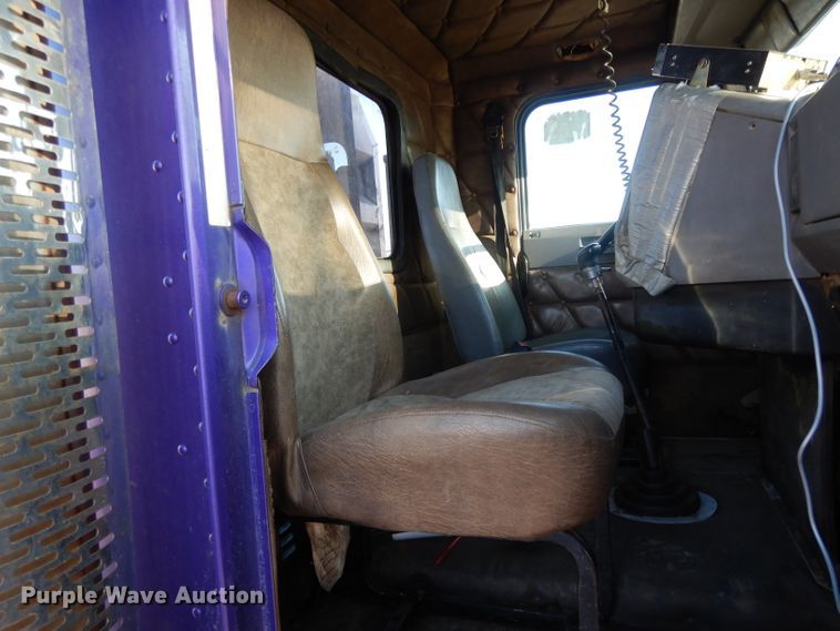 image for item DL2009 2006 Freightliner Classic  semi truck