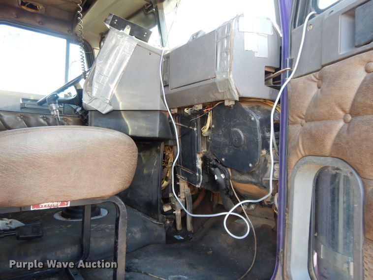 image for item DL2009 2006 Freightliner Classic  semi truck