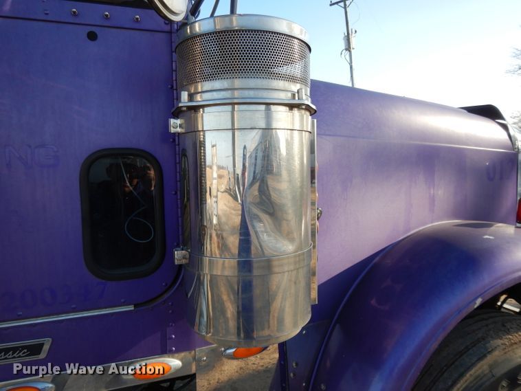 image for item DL2009 2006 Freightliner Classic  semi truck