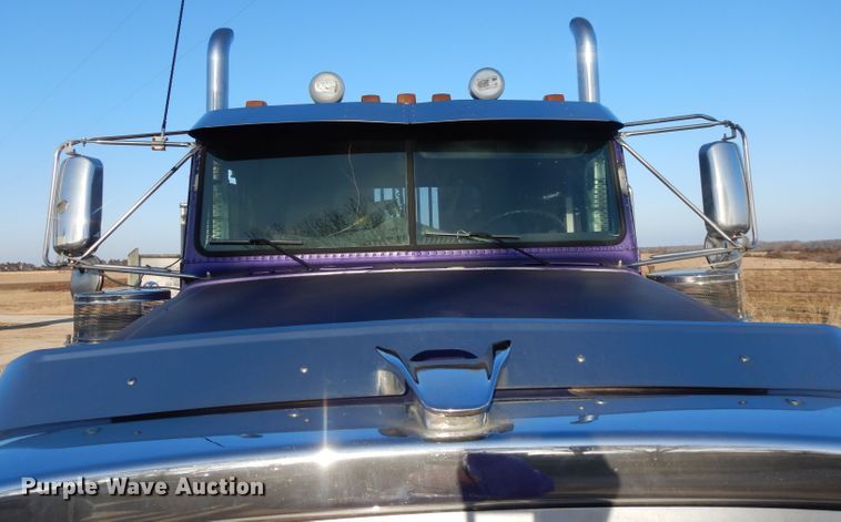 image for item DL2009 2006 Freightliner Classic  semi truck