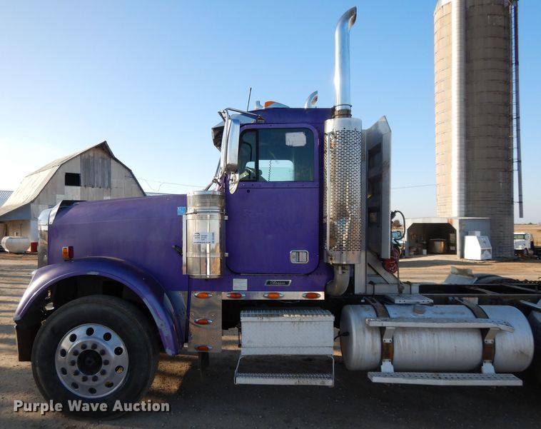 image for item DL2009 2006 Freightliner Classic  semi truck