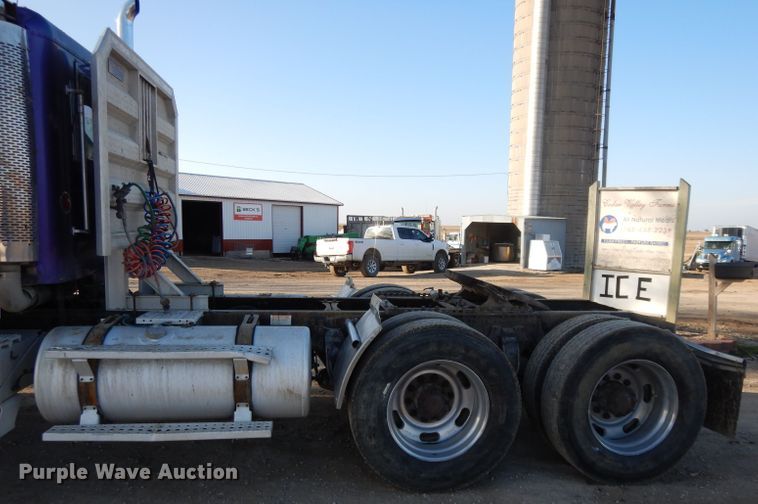 image for item DL2009 2006 Freightliner Classic  semi truck