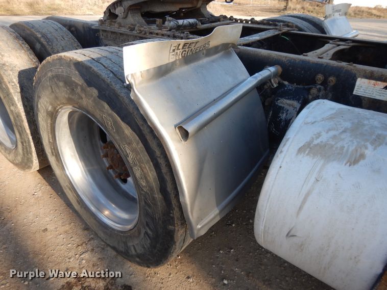 image for item DL2009 2006 Freightliner Classic  semi truck