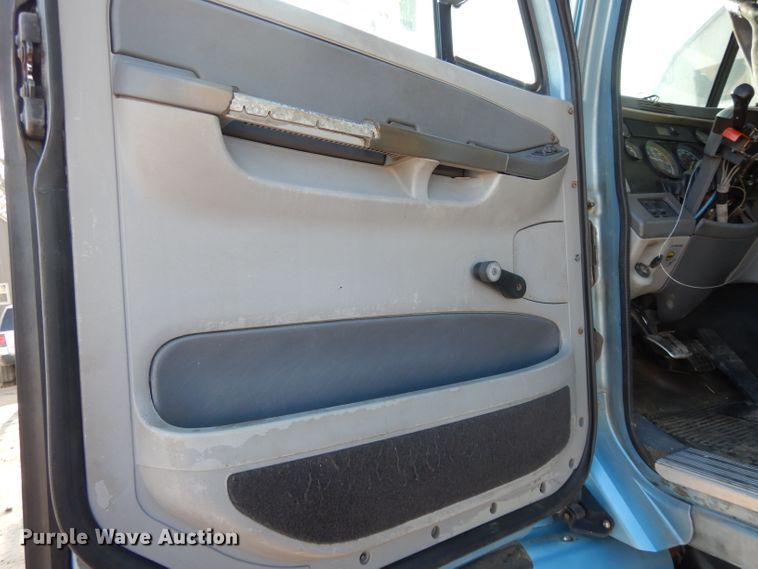 image for item DL2011 2006 Freightliner Columbia  semi truck