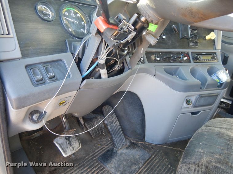 image for item DL2011 2006 Freightliner Columbia  semi truck