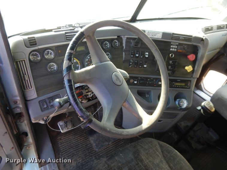 image for item DL2011 2006 Freightliner Columbia  semi truck