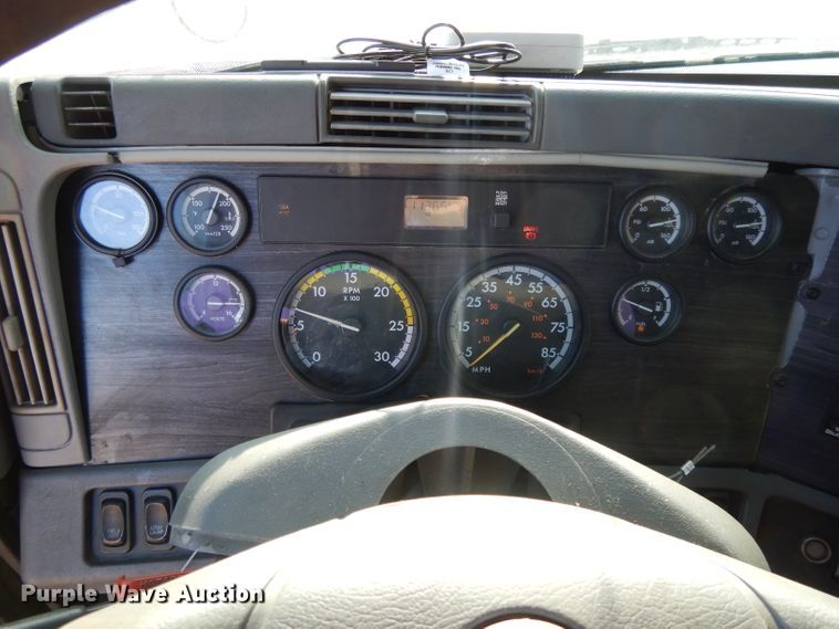 image for item DL2011 2006 Freightliner Columbia  semi truck