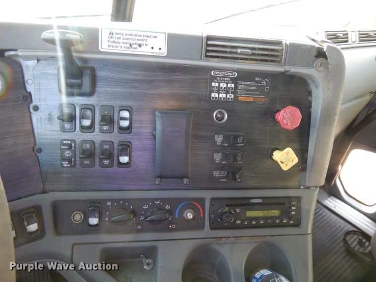 image for item DL2011 2006 Freightliner Columbia  semi truck