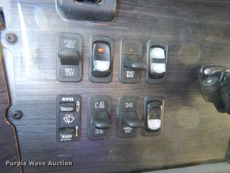 image for item DL2011 2006 Freightliner Columbia  semi truck