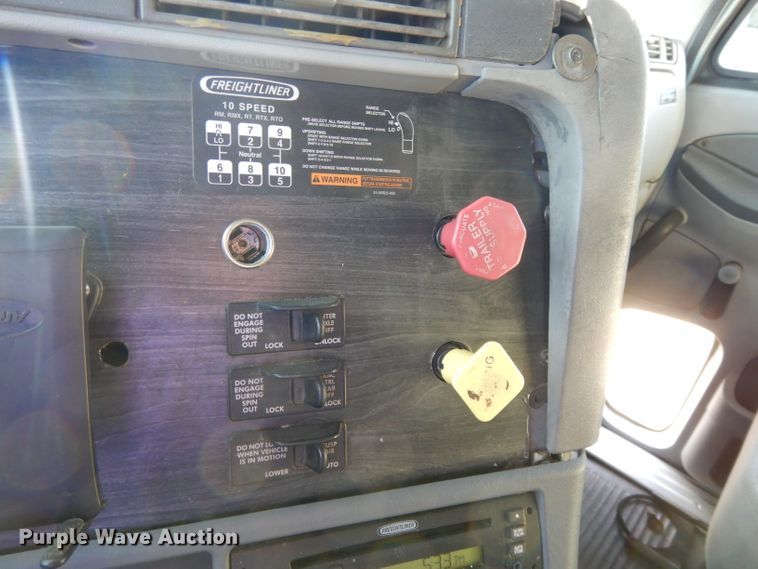 image for item DL2011 2006 Freightliner Columbia  semi truck