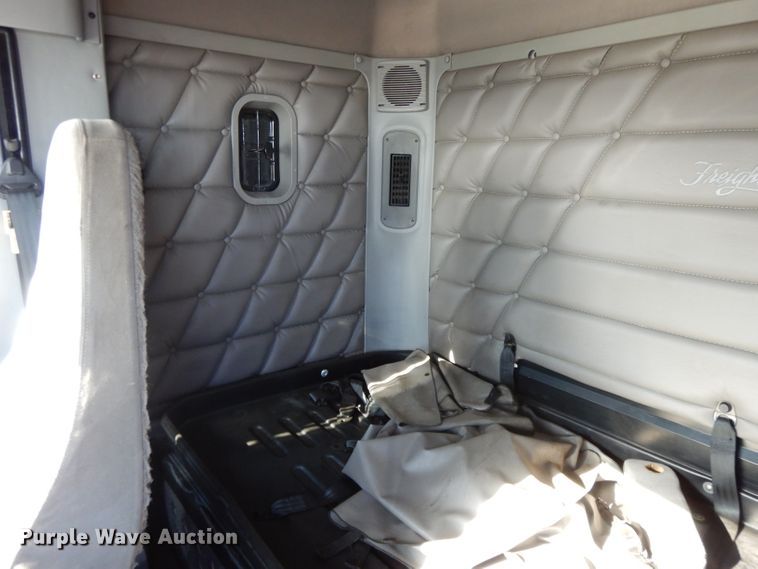 image for item DL2011 2006 Freightliner Columbia  semi truck